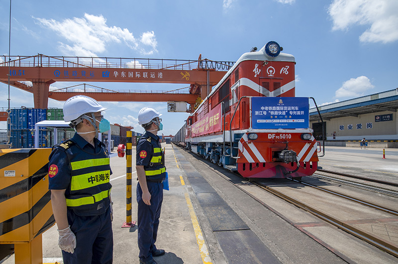 2022年6月29日，浙江金華，中老鐵路國(guó)際貨運(yùn)列車(chē)浙江號(hào)“鐵路快通”首趟專(zhuān)列經(jīng)海關(guān)監(jiān)管后，從浙江省鐵路金華南站鳴笛啟程，經(jīng)磨憨口岸駛向老撾萬(wàn)象。