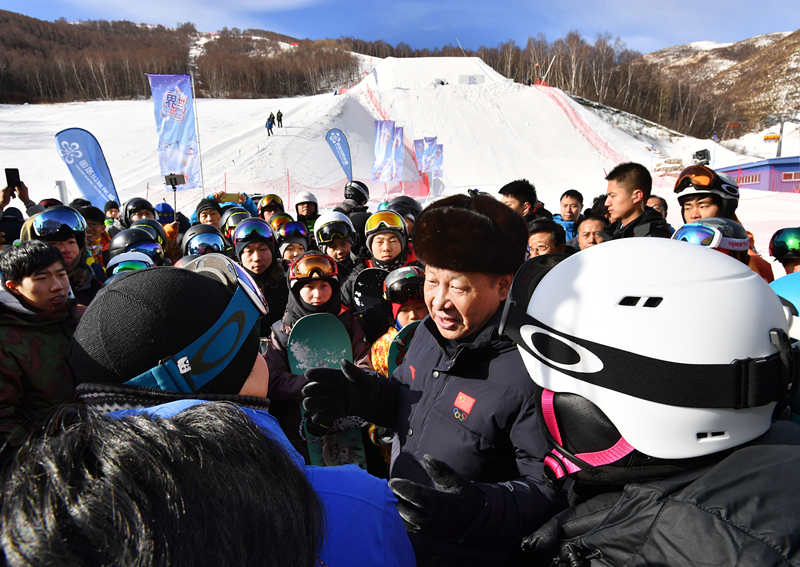 2017年1月23日，習(xí)近平總書記在云頂滑雪場同正在集訓(xùn)的國家滑雪隊(duì)運(yùn)動(dòng)員及滑雪愛好者親切交談。