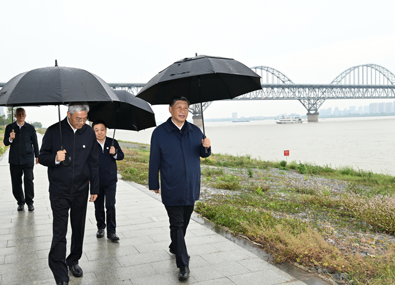 2023年10月10日，習(xí)近平在長江國家文化公園九江城區(qū)段考察時，冒雨沿江堤步行察看沿岸風(fēng)貌。