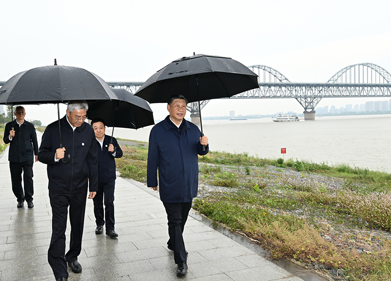 2023年10月10日，習(xí)近平總書記在江西省九江市長(zhǎng)江國家文化公園九江城區(qū)段考察時(shí)，冒雨沿江堤步行察看沿岸風(fēng)貌。