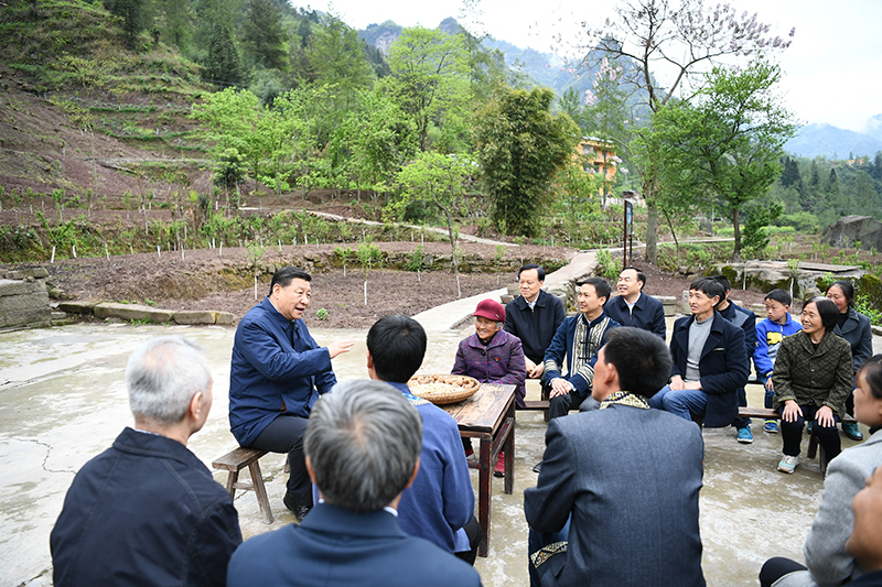 2019年4月15日，習(xí)近平總書記在重慶石柱土家族自治縣中益鄉(xiāng)華溪村同村民代表、基層干部、扶貧干部、鄉(xiāng)村醫(yī)生等圍坐在一起，共話脫貧攻堅(jiān)。