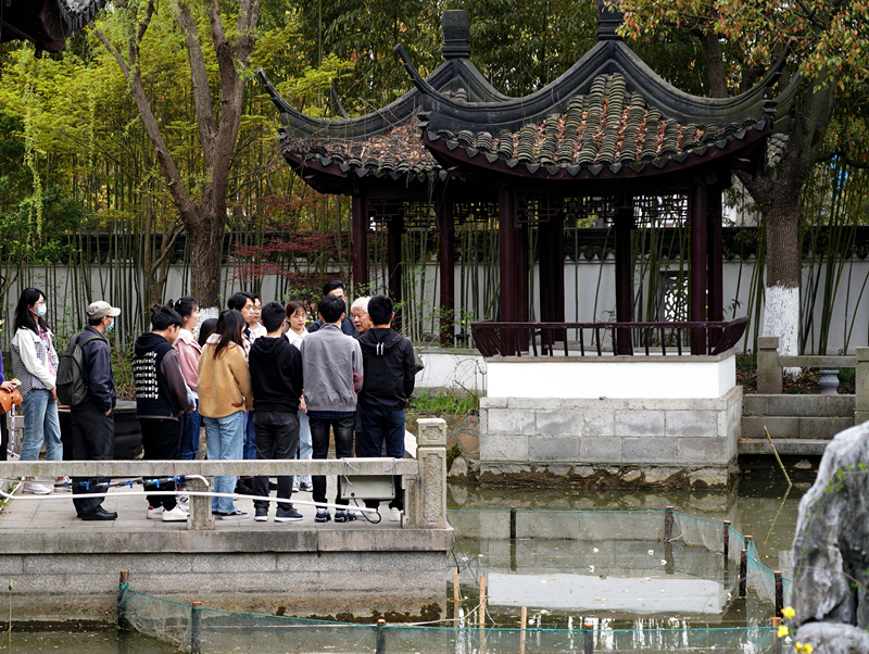 2021年3月30日，在上海交通大學(xué)南蘇園的“微型洱?！迸?，孔海南教授為學(xué)生們打造“沉浸式”思政課。