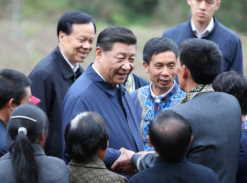 2019年4月15日至17日，中共中央總書記、國家主席、中央軍委主席習(xí)近平在重慶考察，并主持召開解決“兩不愁三保障”突出問題座談會。這是4月15日下午，習(xí)近平在石柱土家族自治縣中益鄉(xiāng)華溪村同村民親切交流。新華社記者 丁海濤 攝