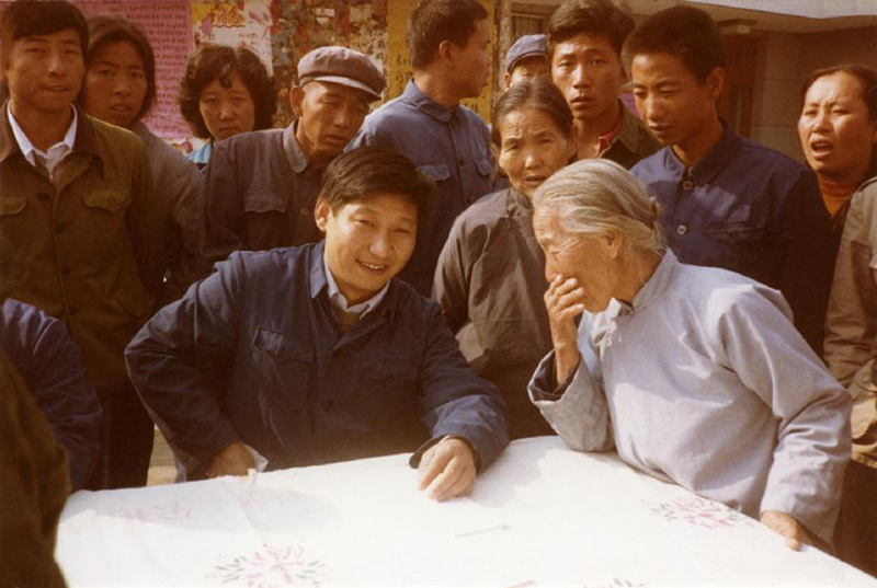 1983年，時任河北正定縣委書記的習近平（前排居中），臨時在大街上擺桌子聽取老百姓意見。