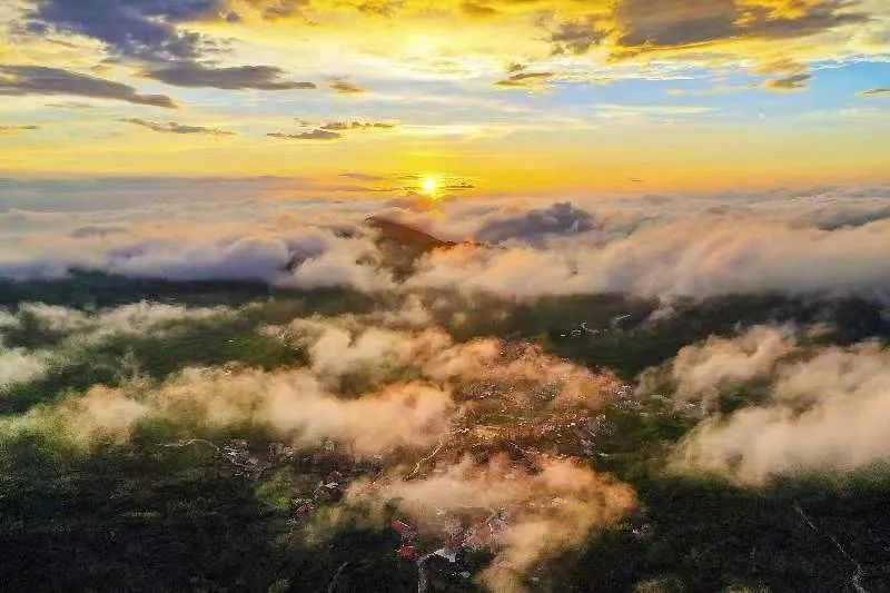 圖為云霧繚繞的軍營村，群山盡翠，紅瓦掩映。廈門市委宣傳部供圖